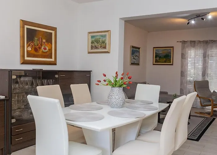 Apartment Garden Retreat - *