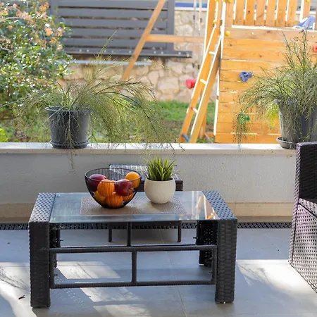 Apartment Garden Retreat - *