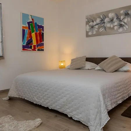 Apartment Garden Retreat - *