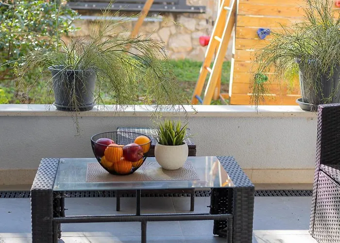 Apartment Garden Retreat - *