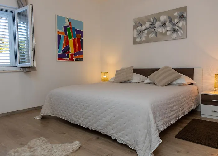 Apartment Garden Retreat - *